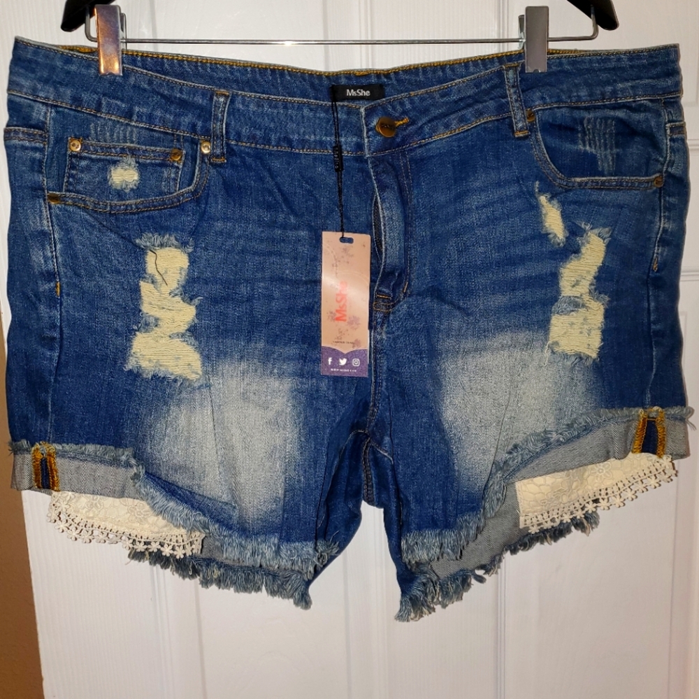 NWT Cute frayed Jean shorts with lace details Size 22W